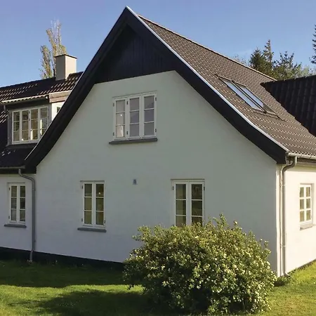Semesterbostad Three-bedroom Holiday In Ostermarie